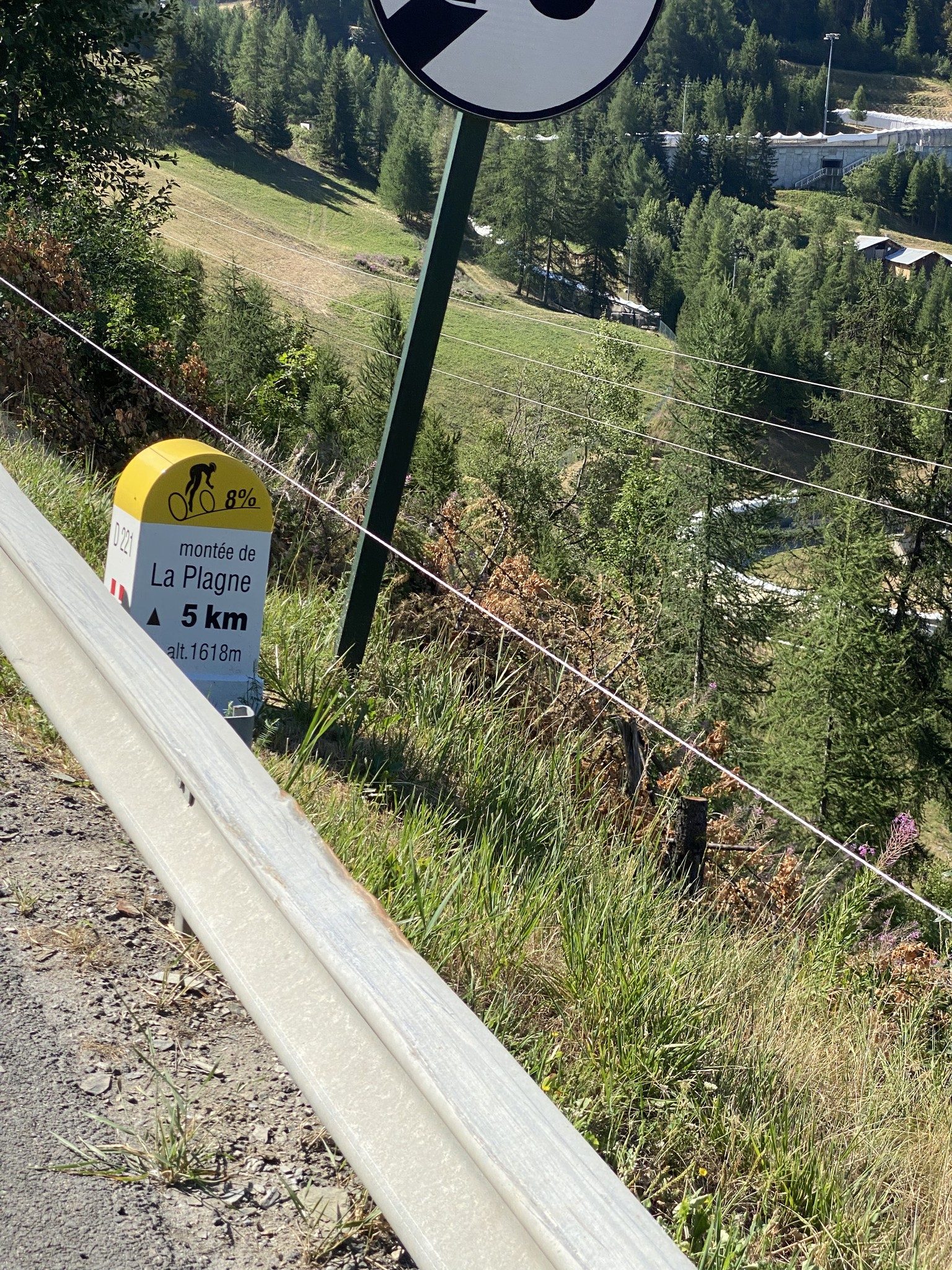 A 5km de l'arrivée, la pente se durcit à nouveau au niveau de la piste de bob A 5km de l'arrivée, la pente se durcit à nouveau au niveau de la piste de bob