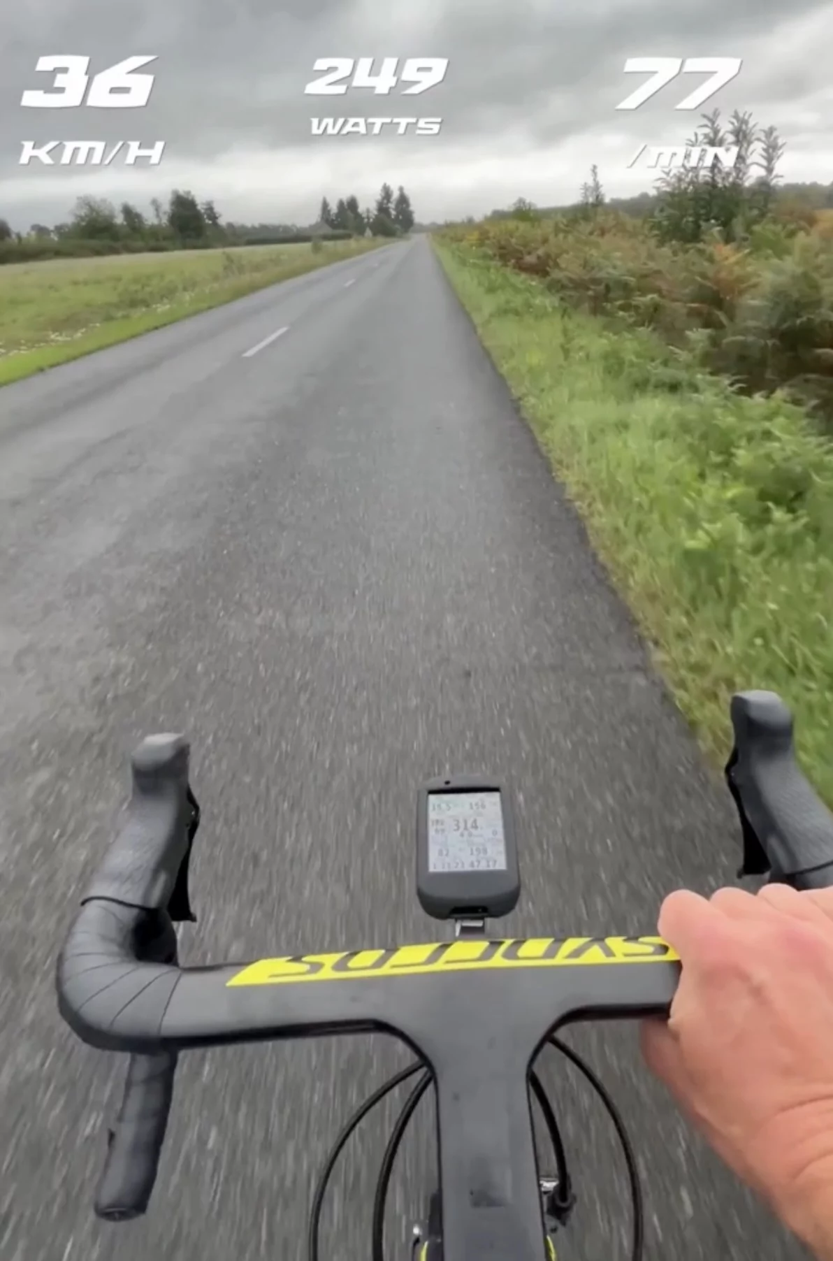 POV: cycling at 35kph with backwind POV: cycling at 35kph with backwind